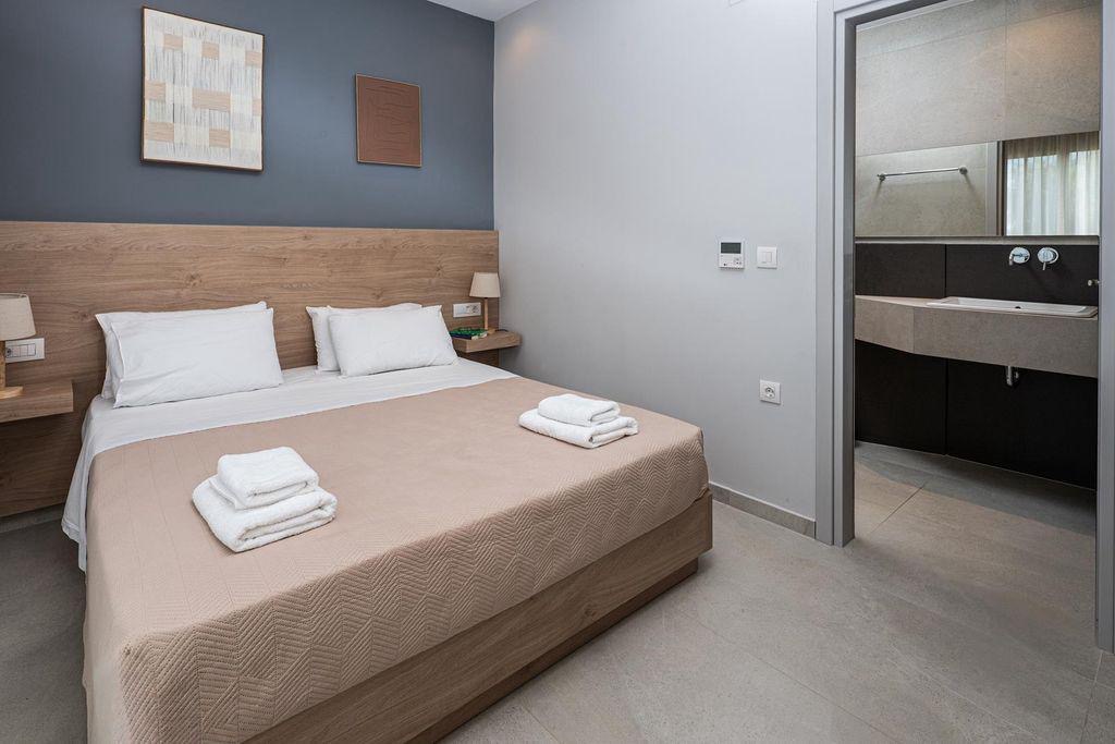 Doppelbettzimmer mit Zugang zum eigenen Bad