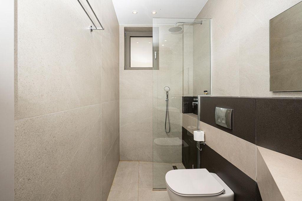 Eigenes Badezimmer mit Dusche