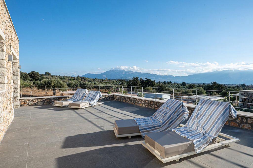 Große Dachterrasse mit Sonnenliegen und Bergblick