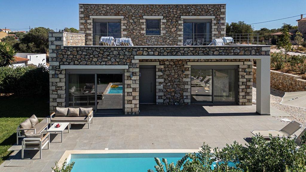 Steinfassade und Pool der Villa
